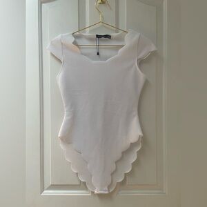 🌸S Boohoo White Scalloped Bodysuit NWOT🌸 3/$25🌸